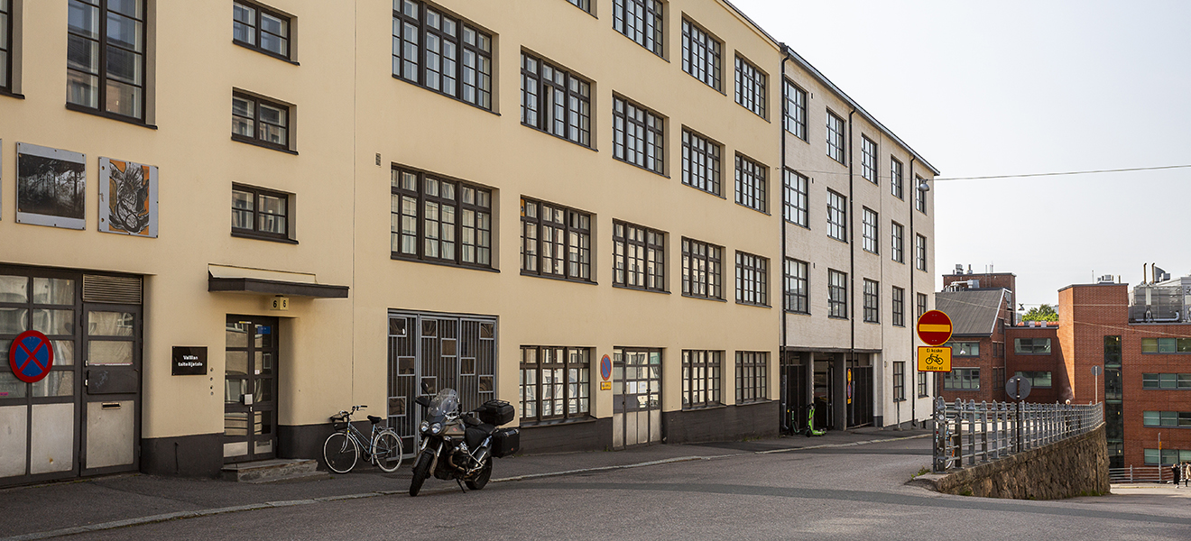 Vallilan Taiteilijatalojen Lemuntie 6:n julkisivu