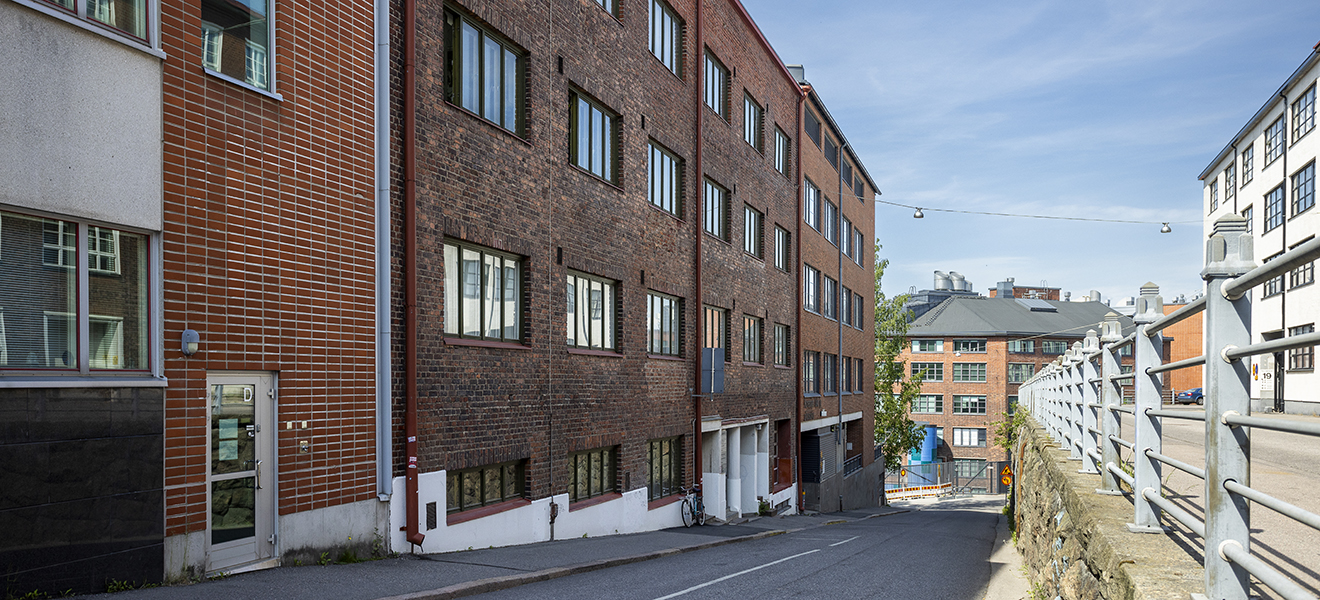Vallilan Taiteilijatalojen Pälkäneentie 18:n julkisivu