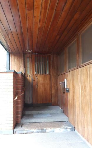 Kalervo Kallion ateljeetalo, huoneiston sisäänkäynti kadun puolelta