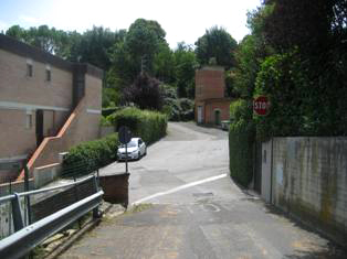 L. Lippi jatkuu risteyksen yli, keskellä takana näkyy nousu Casa Finlandesen portille